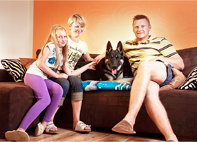Szczęśliwa rodzina z psem z hodowli użytowych owczarków niemieckich Napór